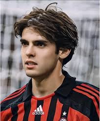 斗牛场悲壮一幕！公牛拒当玩物，撞墙主宰自己的牛生