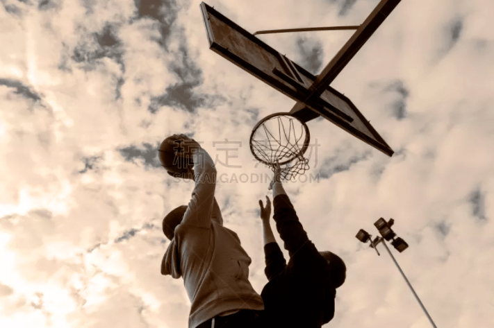 图片报：拜仁周四在贝肯鲍尔的墓前敬献了新花圈