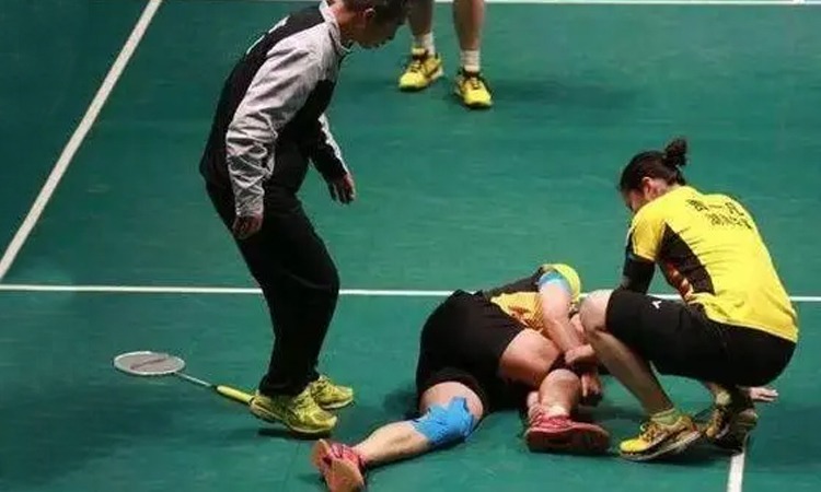 详解棒球规则中的球员手套厚度限制防止守备方利用规则获得优势